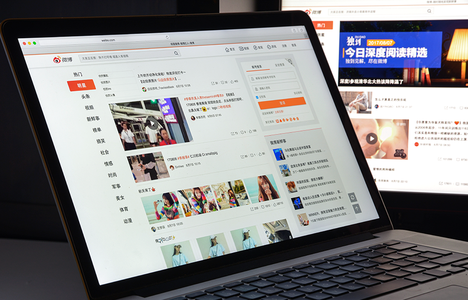 An award-winning laptop computer is displaying a Chinese website.